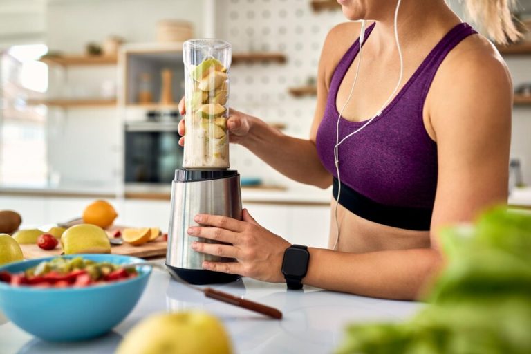 athletic-woman-using-blender-while-making-fruit-smoothie-preworkout-fitnesshub-fitnesshub24x7